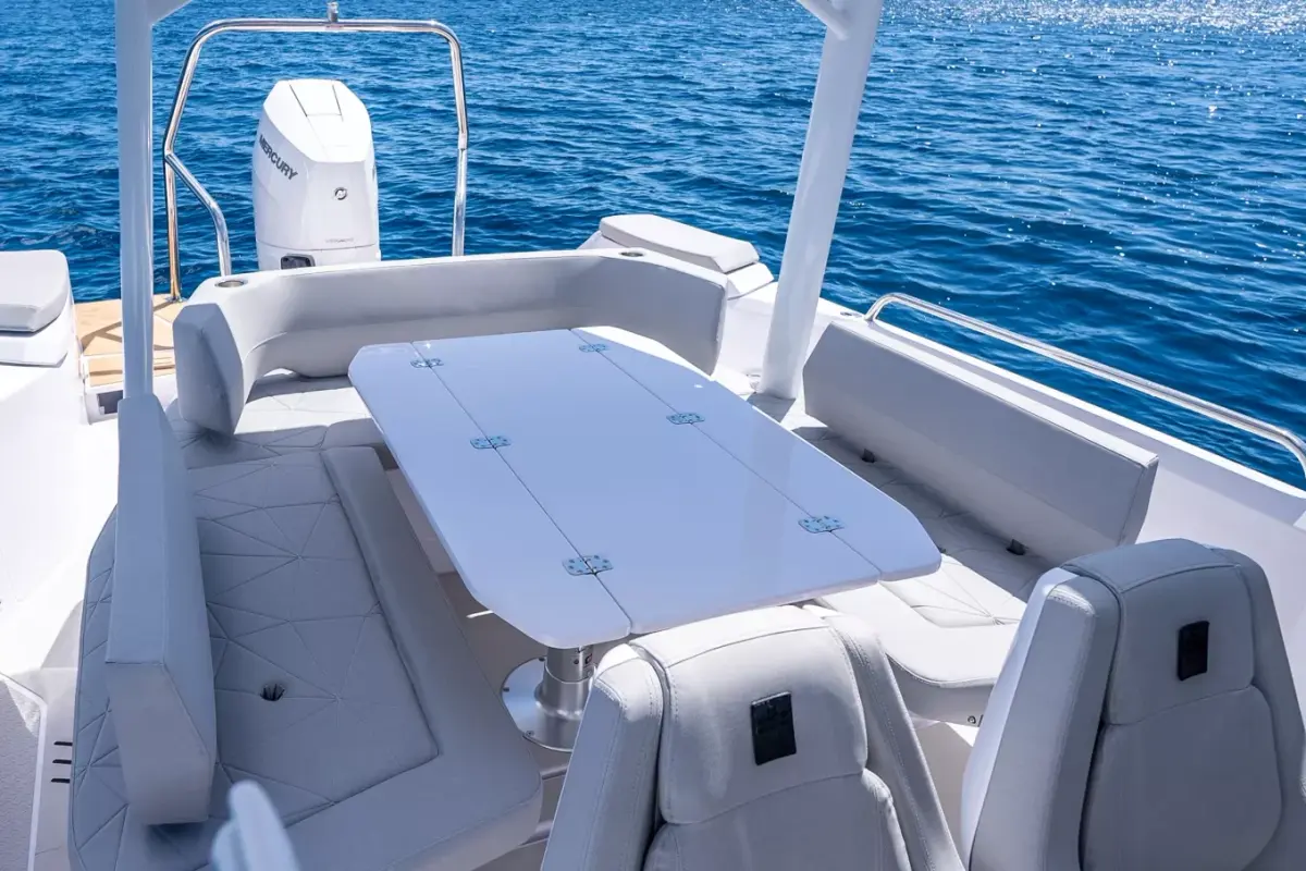 Axopar 28, salon — Ibiza Yachts Hire, Ibiza. Axopar 28 — 30m