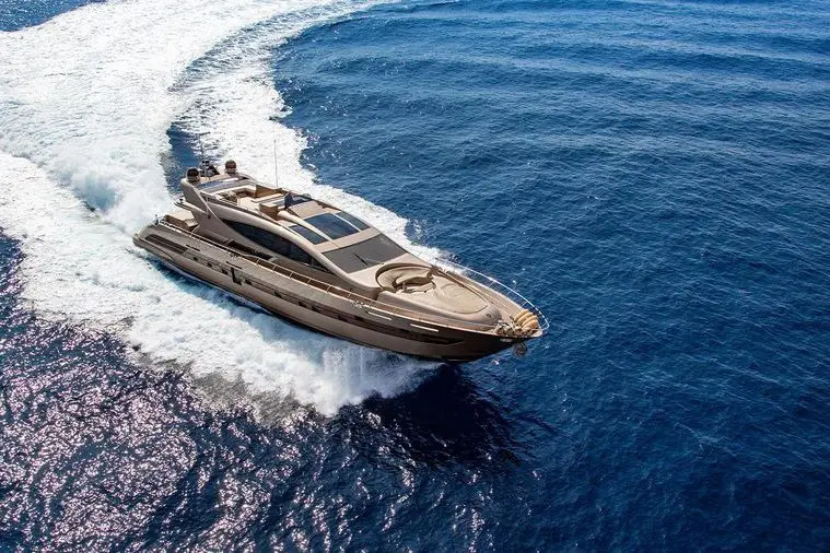 Cerri 102’ Flying Sport, cubierta principal — Ibiza Yachts Hire, Ibiza. Cerri 102’ Flying Sport — 31m