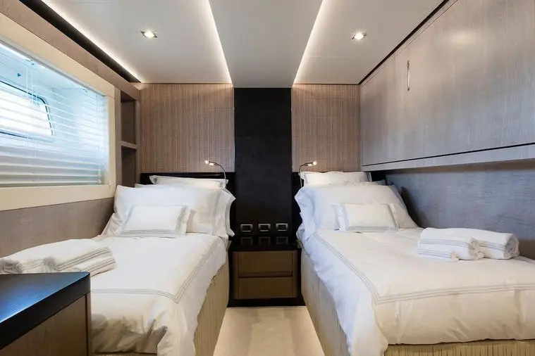 Cerri 102’ Flying Sport, salón — Ibiza Yachts Hire, Ibiza. Cerri 102’ Flying Sport — 31m