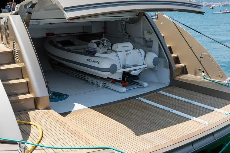 Cerri 102’ Flying Sport, camarote principal — Ibiza Yachts Hire, Ibiza. Cerri 102’ Flying Sport — 31m