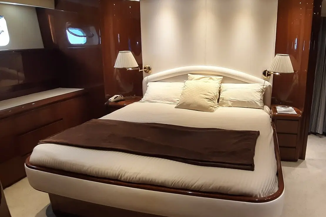 Falcon 80S, salon — Ibiza Yachts Hire, Ibiza. Falcon 80S — 24m