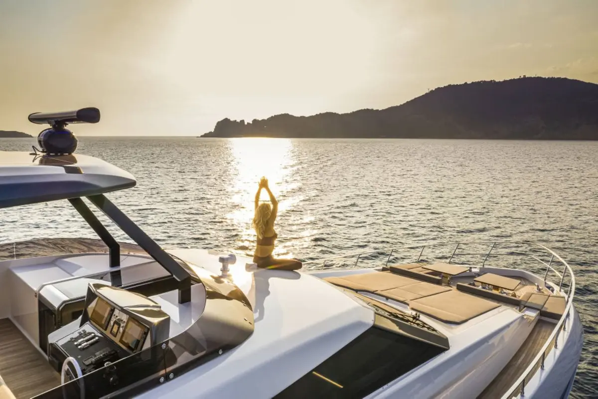 Ferretti 920, salon — Ibiza Yachts Hire, Ibiza. Ferretti 920 — 28m