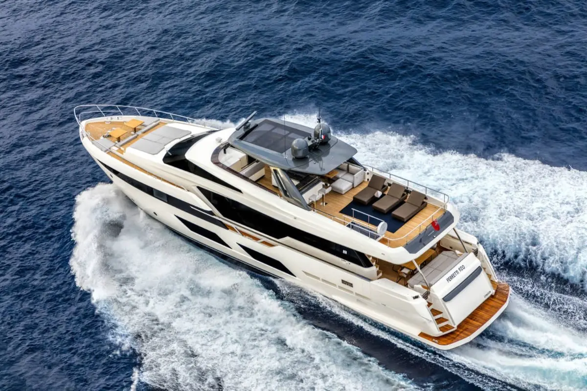 Ferretti 920, flybridge — Ibiza Yachts Hire, Ibiza. Ferretti 920 — 28m