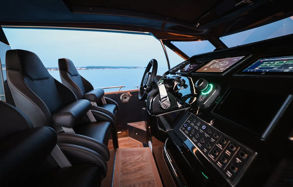 Forza 37, salon — Ibiza Yachts Hire, Ibiza. Forza 37 — 20m