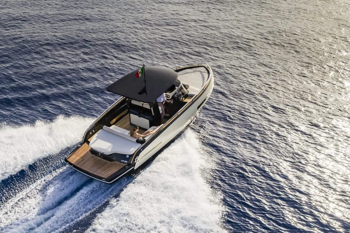 Invictus 280 GT, exterior — Ibiza Yachts Hire, Ibiza. Invictus 280 GT — 8.9m