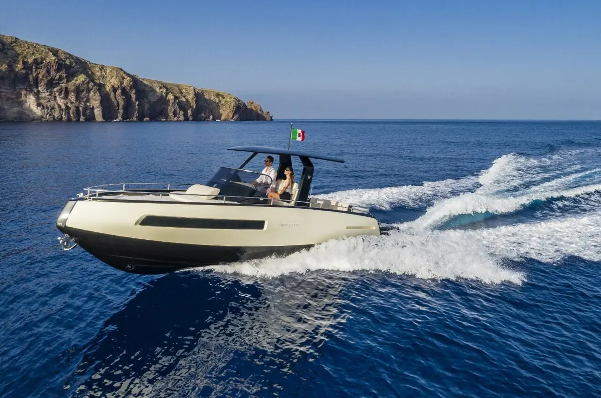 Invictus 280 GT, main deck — Ibiza Yachts Hire, Ibiza. Invictus 280 GT — 8.9m