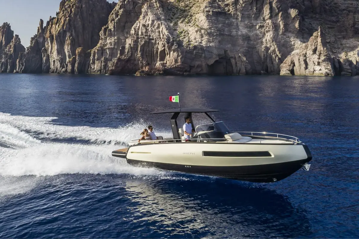 Invictus 280 GT, aft deck — Ibiza Yachts Hire, Ibiza. Invictus 280 GT — 8.9m