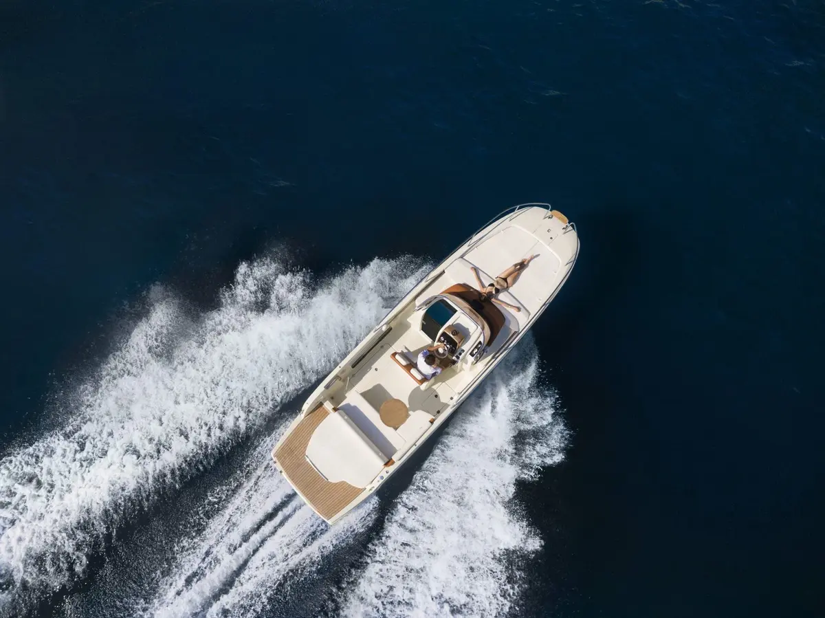 Invictus 280, main deck — Ibiza Yachts Hire, Ibiza. Invictus 280 — 9m