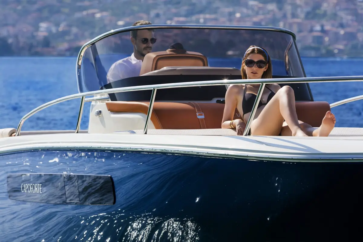 Invictus 280, salon — Ibiza Yachts Hire, Ibiza. Invictus 280 — 9m