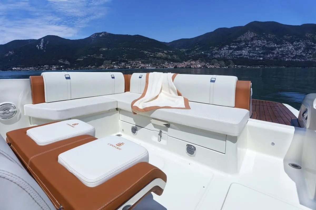 Invictus 280, flybridge — Ibiza Yachts Hire, Ibiza. Invictus 280 — 9m
