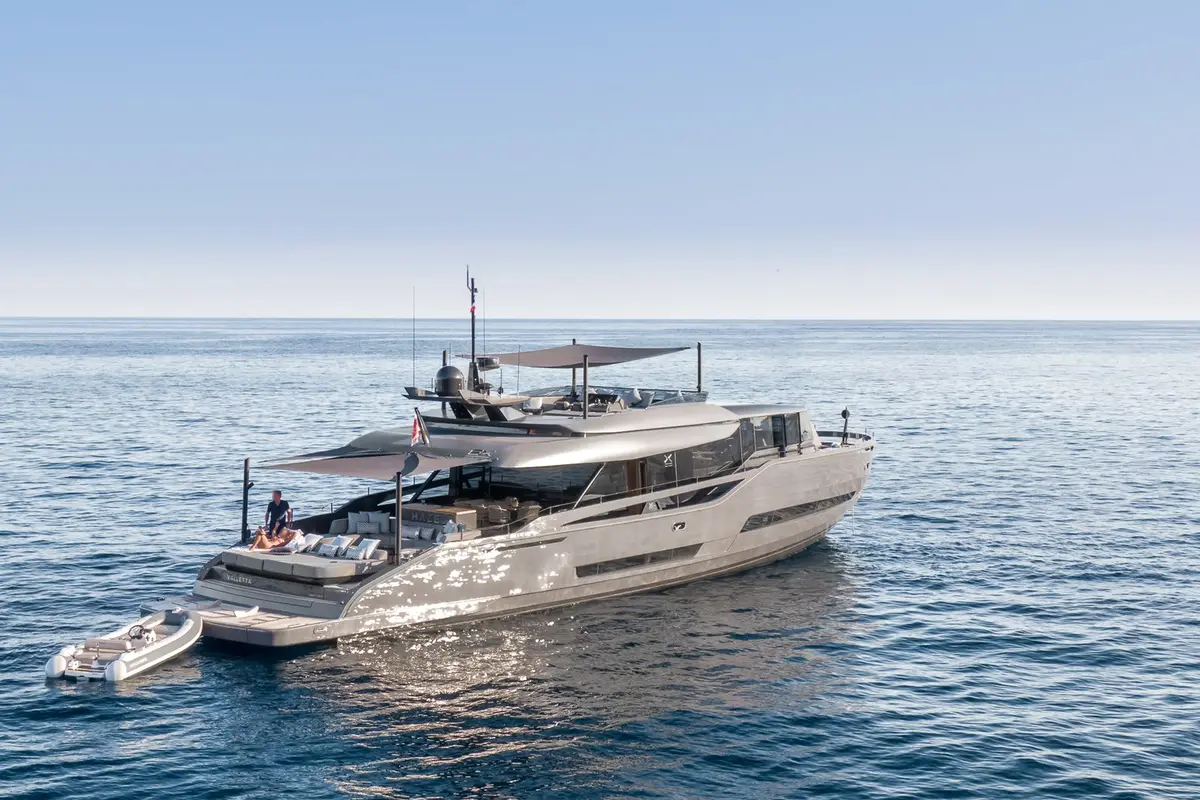 Extra 86, cubierta de popa — Ibiza Yachts Hire, Ibiza. Extra 86 — 26m