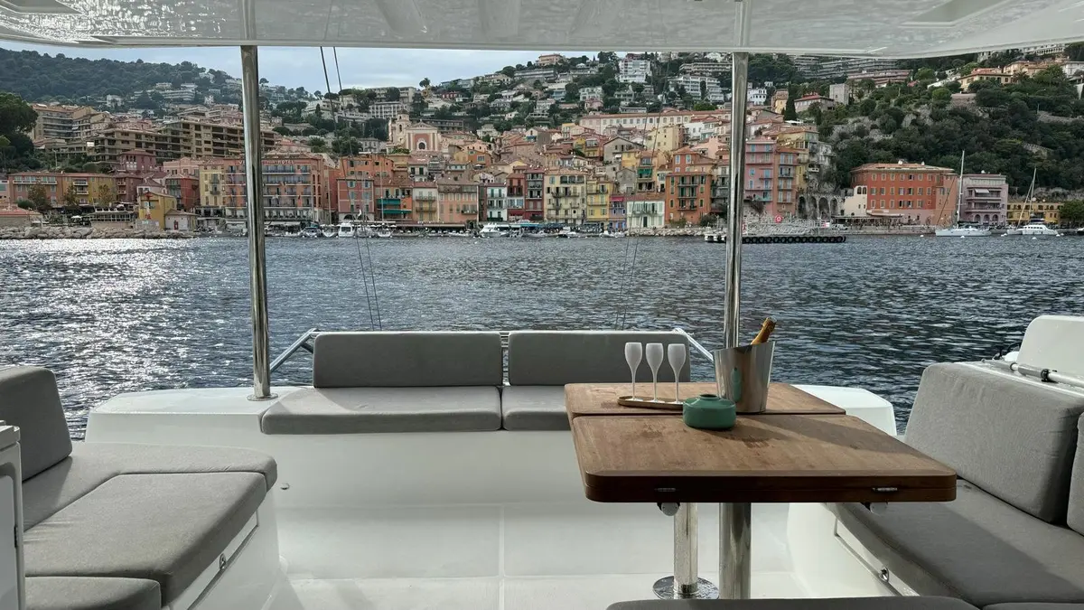 Lagoon 5.1, salon — Ibiza Yachts Hire, Ibiza. Lagoon 5.1 — 14m