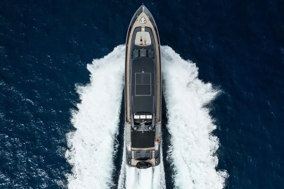 Leopard 31, кормовая палуба — Ibiza Yachts Hire, Ибица. Leopard 31 — 31m
