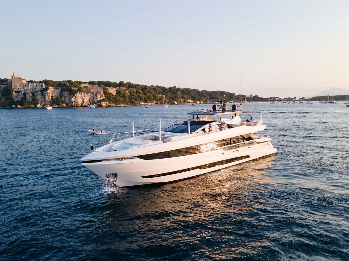 Mangusta 33, main deck — Ibiza Yachts Hire, Ibiza. Mangusta 33 — 33m