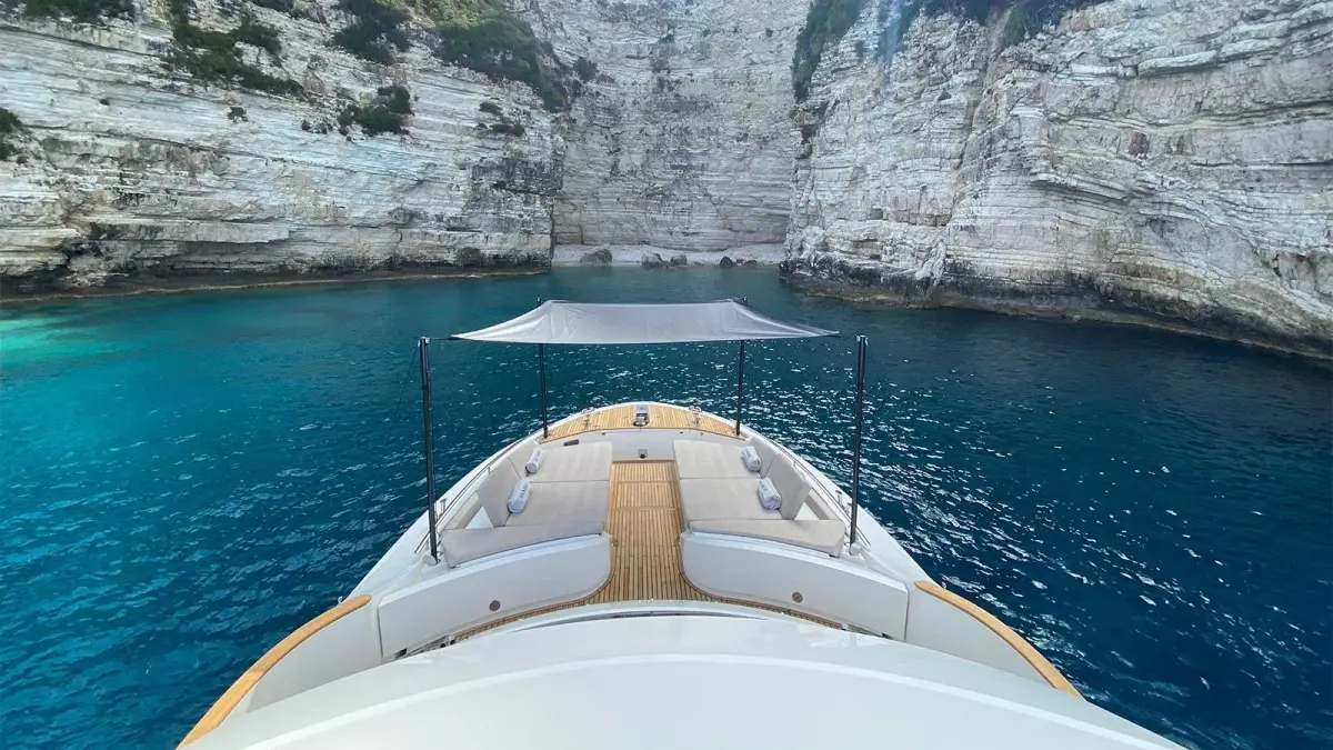 MCY66, cubierta principal — Ibiza Yachts Hire, Ibiza. MCY66 — 20m