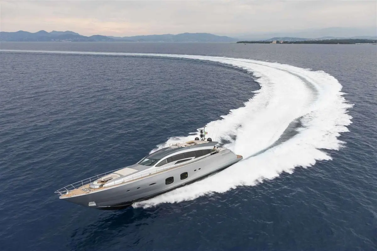 Pershing 108, cubierta principal — Ibiza Yachts Hire, Ibiza. Pershing 108 — 33m