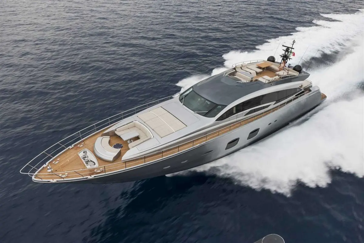 Pershing 108, cubierta de popa — Ibiza Yachts Hire, Ibiza. Pershing 108 — 33m