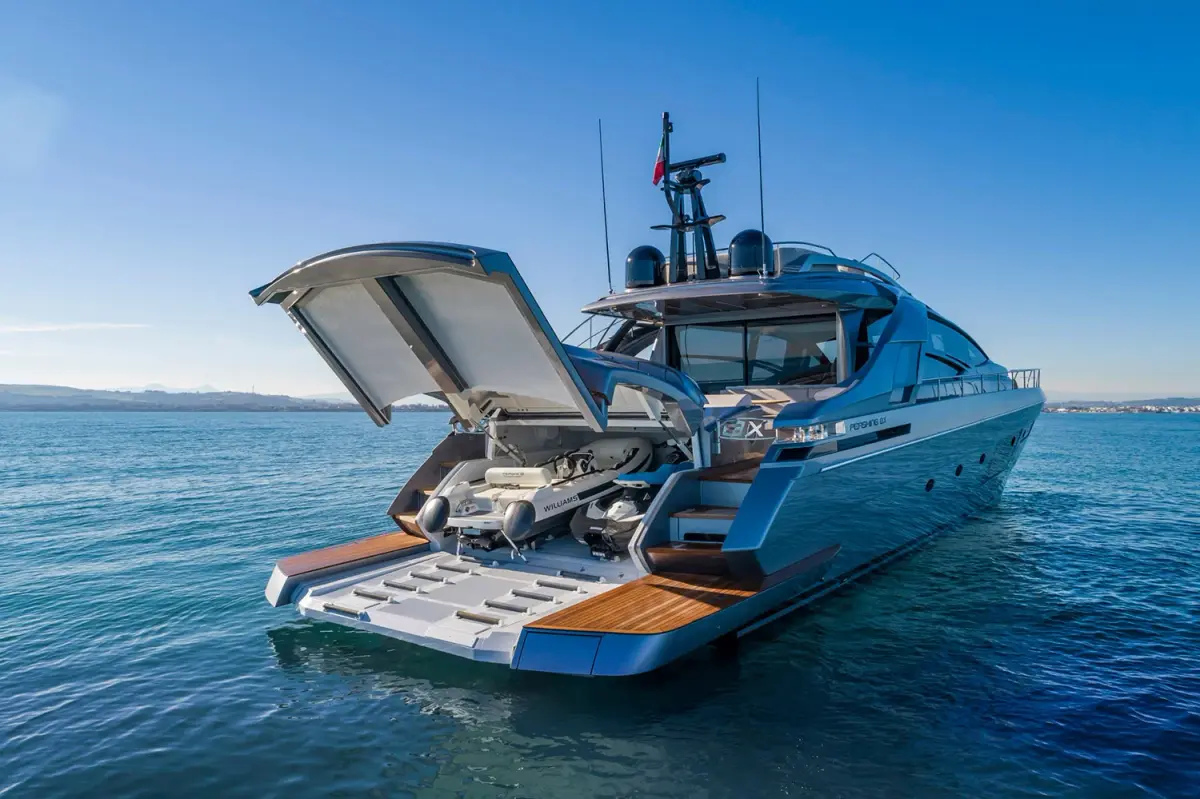 Pershing 8X, cubierta principal — Ibiza Yachts Hire, Ibiza. Pershing 8X — 25m