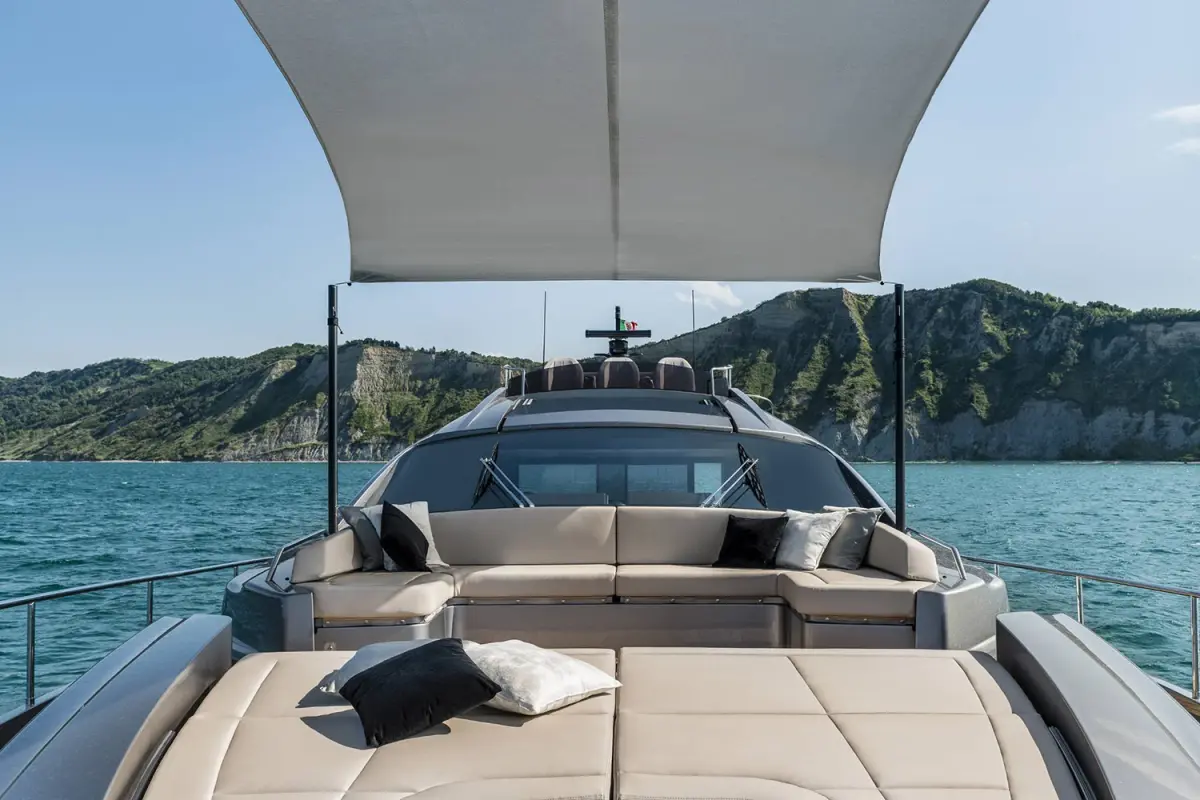 Pershing 8X, salón — Ibiza Yachts Hire, Ibiza. Pershing 8X — 25m