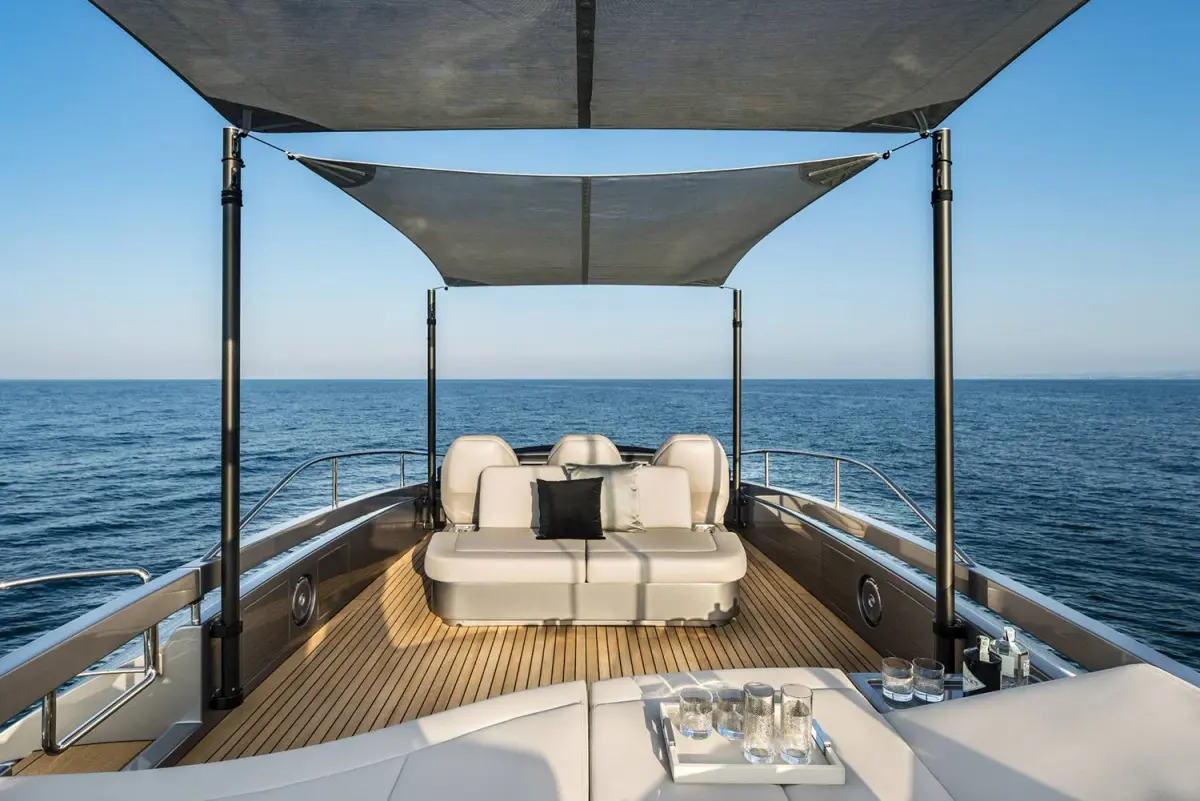 Pershing 8X, camarote principal — Ibiza Yachts Hire, Ibiza. Pershing 8X — 25m