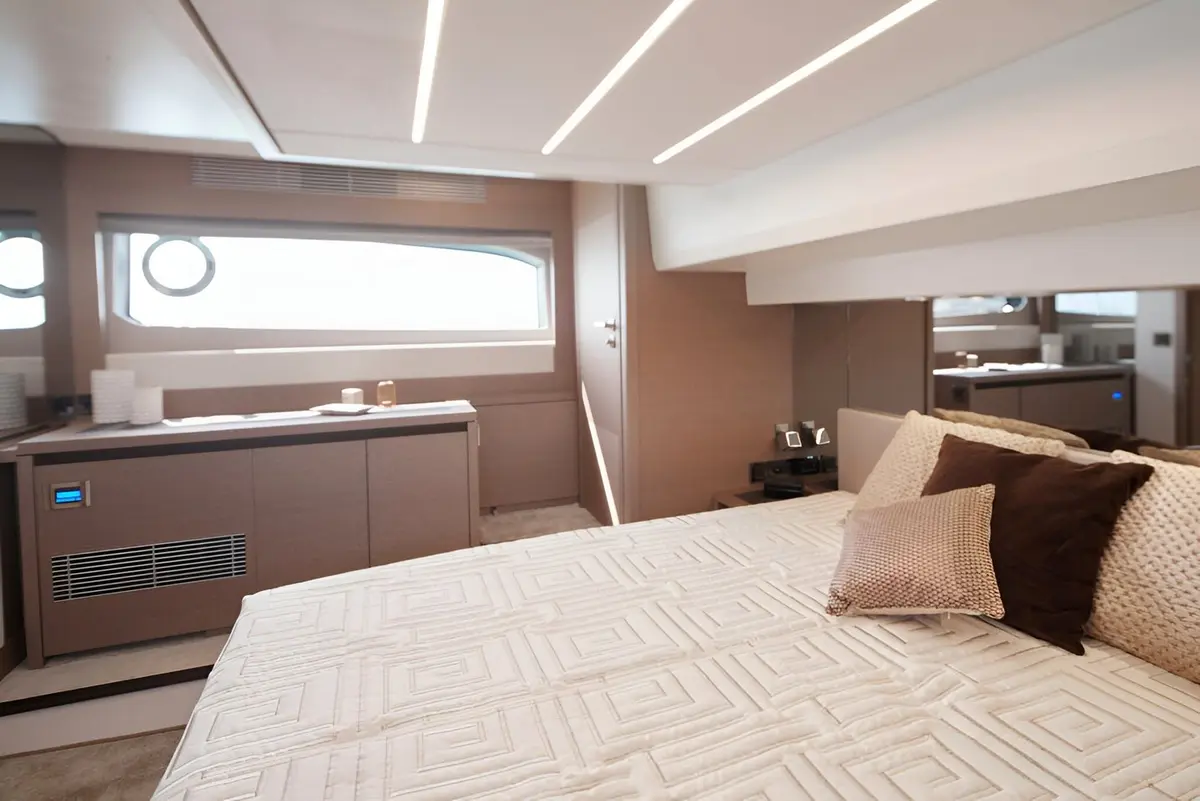 Prestige 520 Fly, salon — Ibiza Yachts Hire, Ibiza. Prestige 520 Fly — 15m