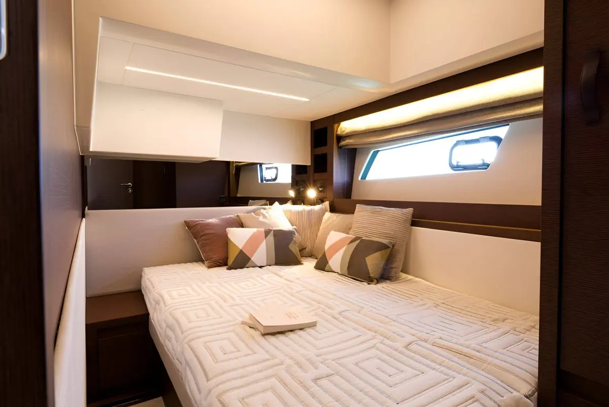 Prestige 520 Fly, master cabin — Ibiza Yachts Hire, Ibiza. Prestige 520 Fly — 15m