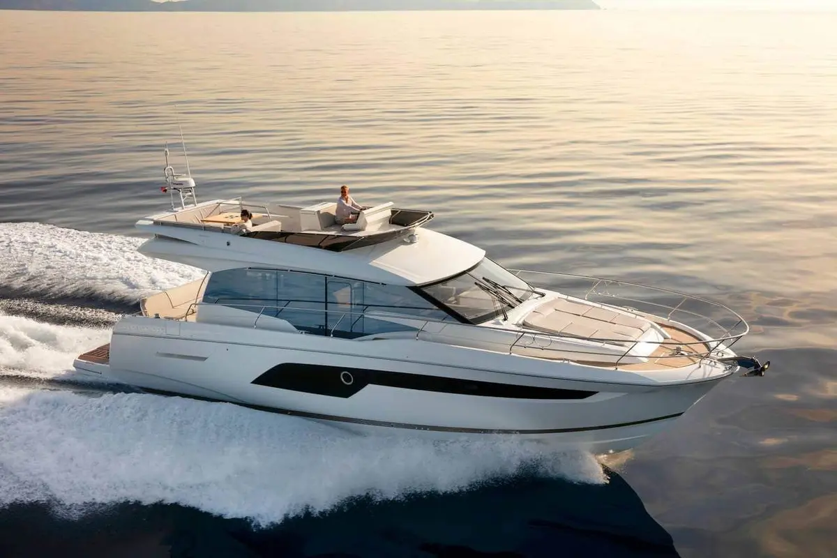Prestige 550 FLY, главная палуба — Ibiza Yachts Hire, Ибица. Prestige 550 FLY — 18m