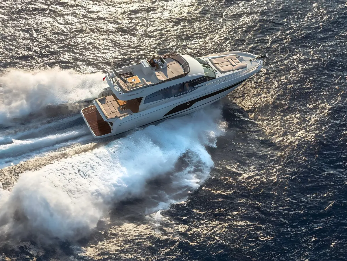 Prestige 590 Fly, salon — Ibiza Yachts Hire, Ibiza. Prestige 590 Fly — 19m