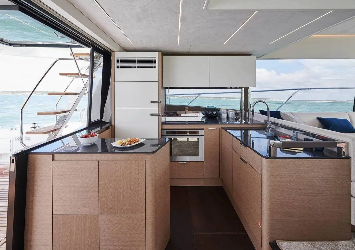 Prestige 590 Fly, flybridge — Ibiza Yachts Hire, Ibiza. Prestige 590 Fly — 19m