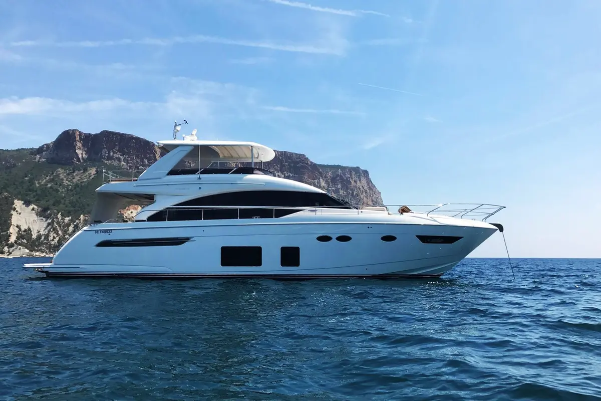 Princess 68 Fly, salon — Ibiza Yachts Hire, Ibiza. Princess 68 Fly — 21m