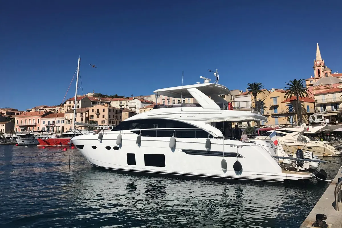 Princess 68 Fly, master cabin — Ibiza Yachts Hire, Ibiza. Princess 68 Fly — 21m