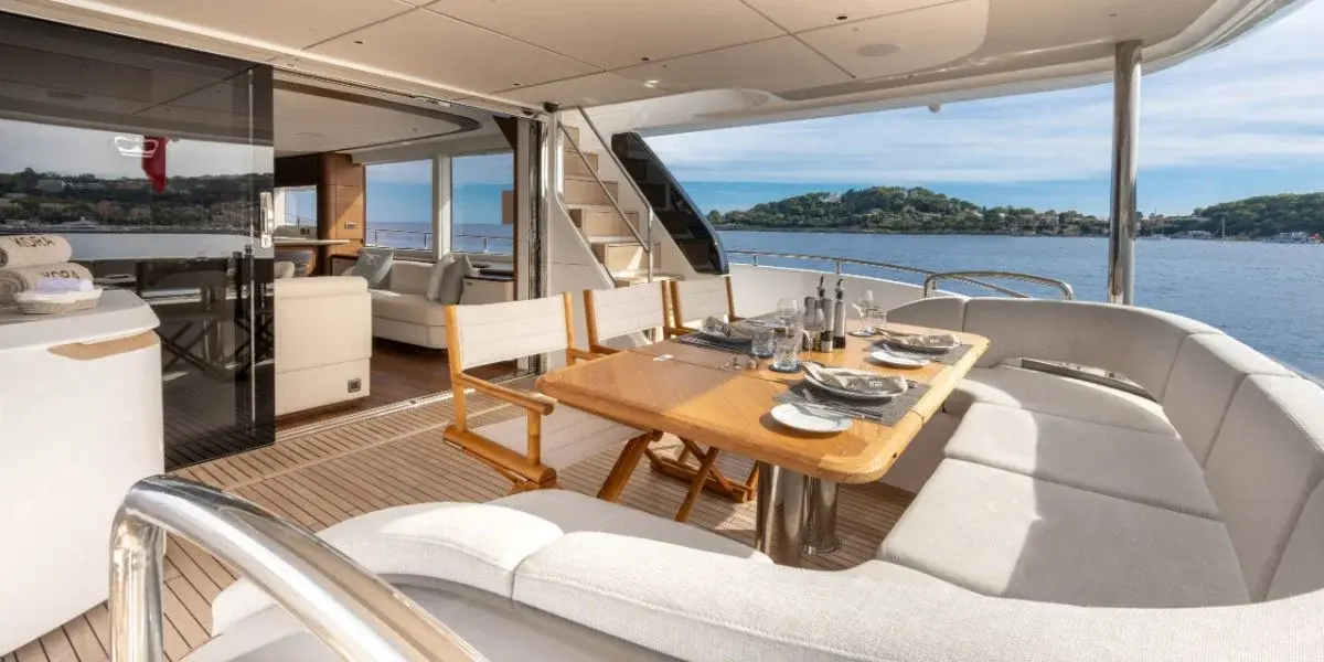 Princess Y80, salon — Ibiza Yachts Hire, Ibiza. Princess Y80 — 25m