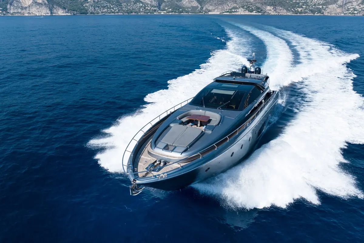 Riva 86 Domino, cubierta de popa — Ibiza Yachts Hire, Ibiza. Riva 86 Domino — 26m