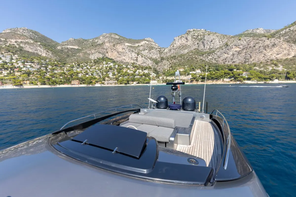 Riva 86 Domino, salón — Ibiza Yachts Hire, Ibiza. Riva 86 Domino — 26m