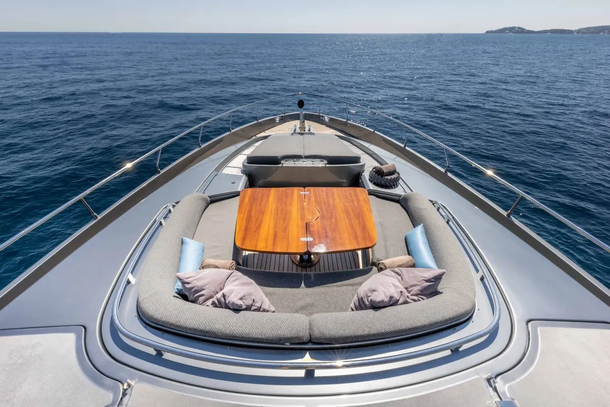 Riva 86 Domino, camarote principal — Ibiza Yachts Hire, Ibiza. Riva 86 Domino — 26m