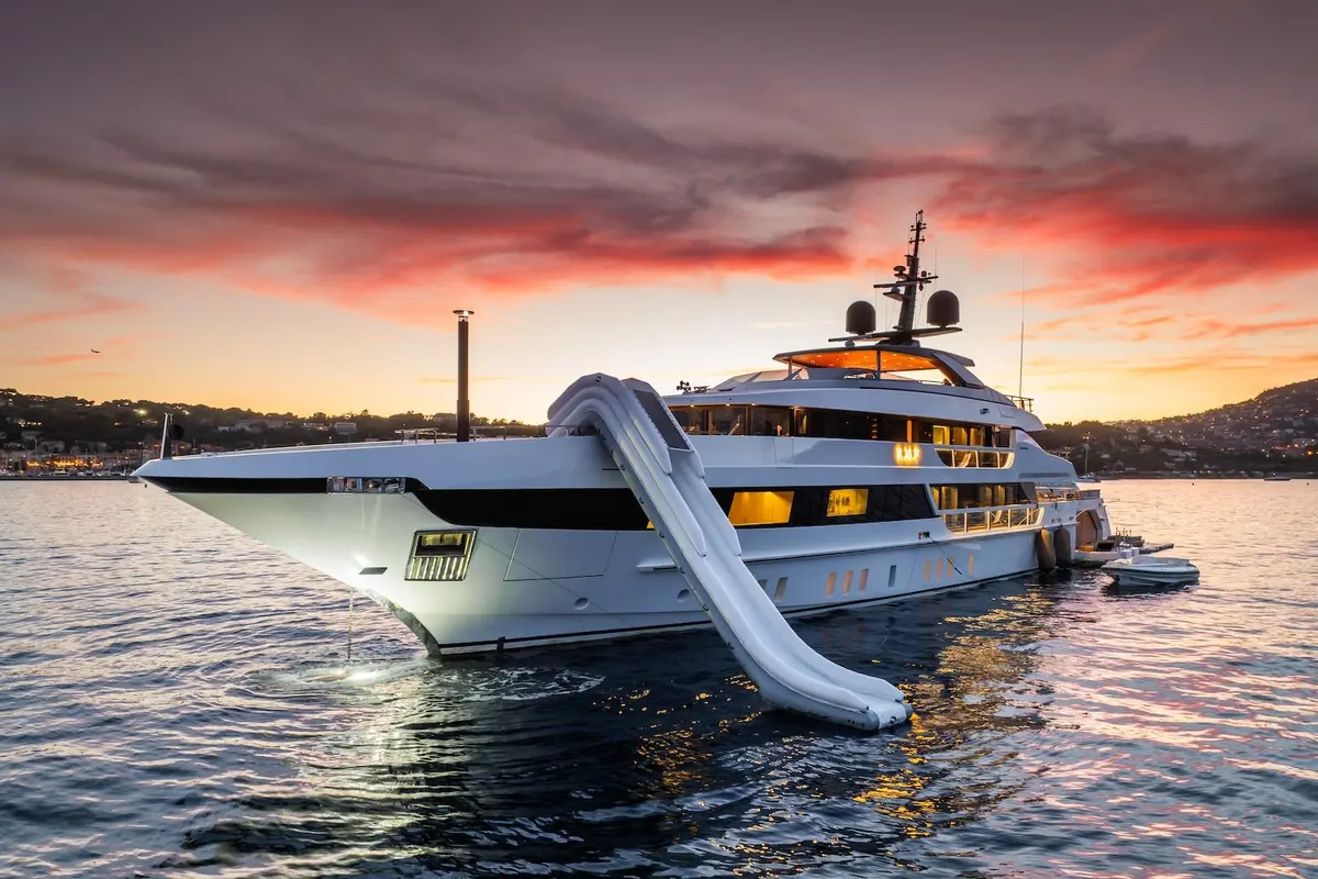 RMF, cubierta principal — Ibiza Yachts Hire, Ibiza. RMF — 52m