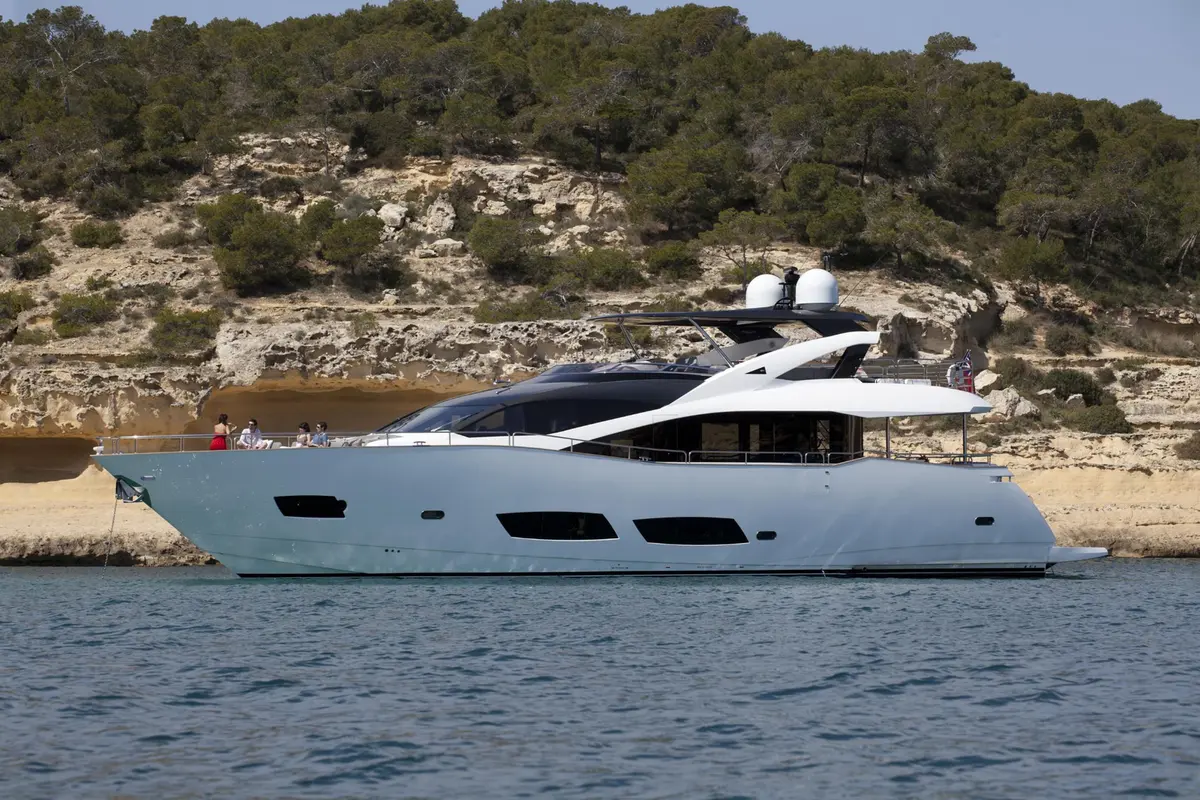 Sunseeker 28, flybridge — Ibiza Yachts Hire, Ibiza. Sunseeker 28 — 28m