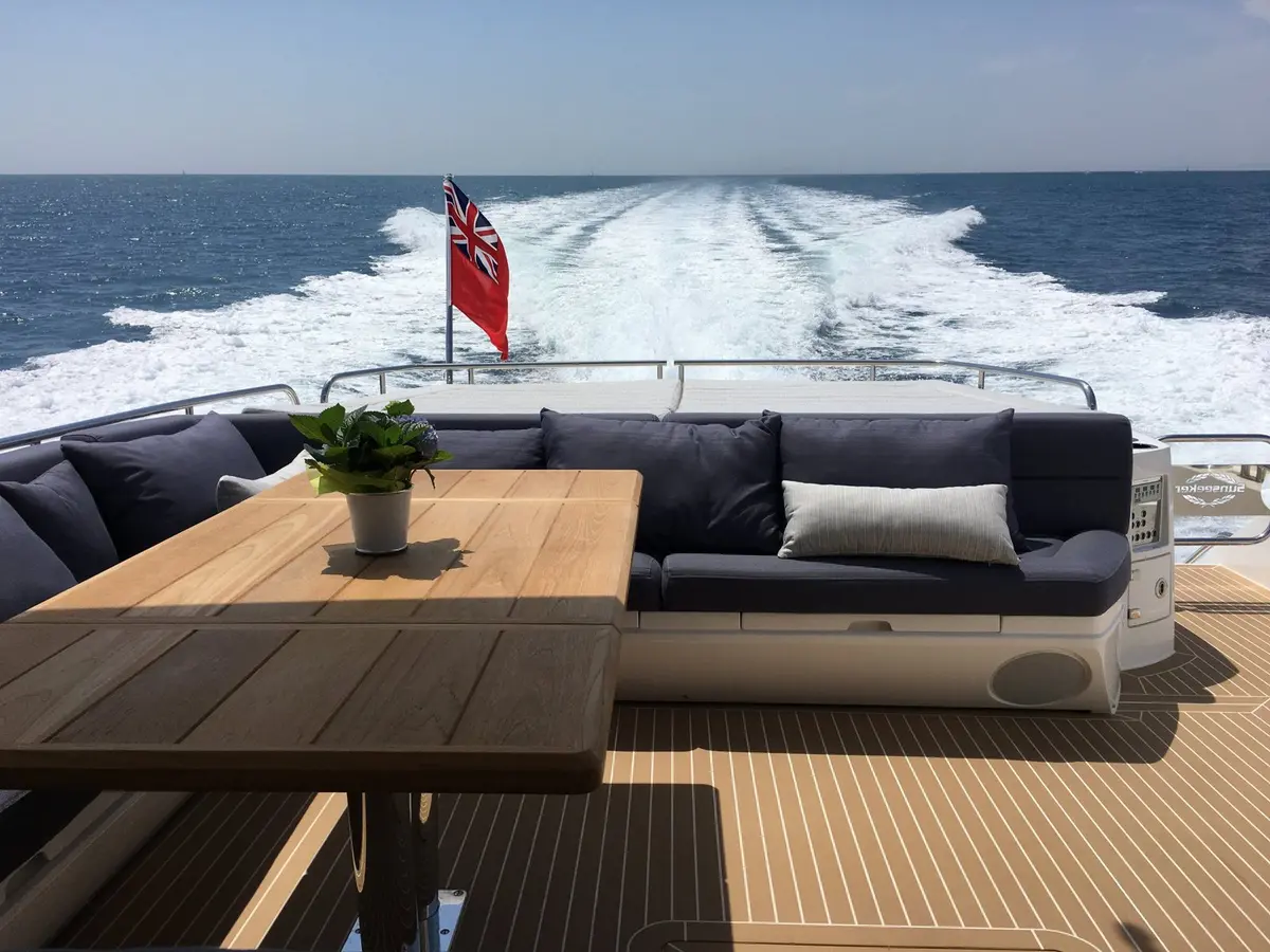 Sunseeker 68, salon — Ibiza Yachts Hire, Ibiza. Sunseeker 68 — 22m