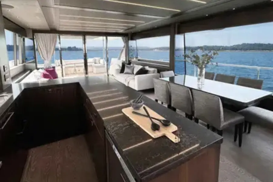 Sunseeker 76, salon — Ibiza Yachts Hire, Ibiza. Sunseeker 76 — 23m