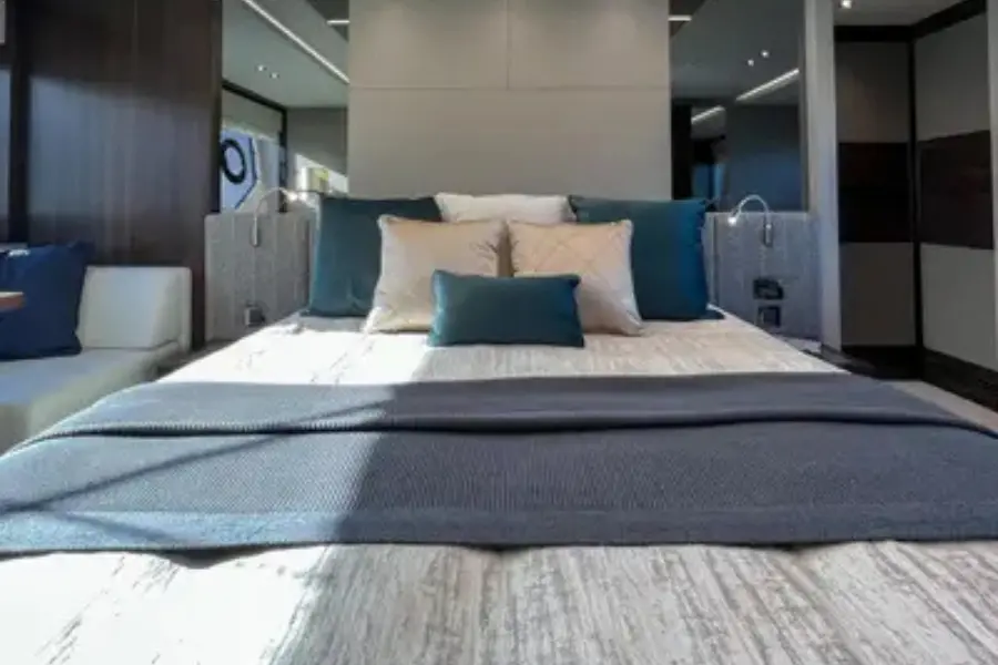 Sunseeker 76, master cabin — Ibiza Yachts Hire, Ibiza. Sunseeker 76 — 23m