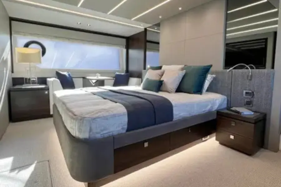 Sunseeker 76, flybridge — Ibiza Yachts Hire, Ibiza. Sunseeker 76 — 23m