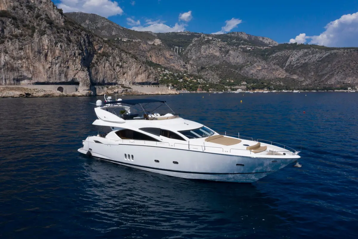 Sunseeker 82, main deck — Ibiza Yachts Hire, Ibiza. Sunseeker 82 — 26m
