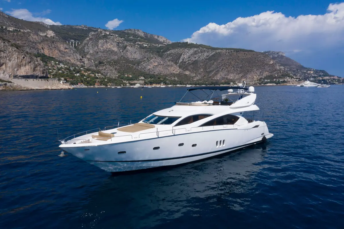 Sunseeker 82, salon — Ibiza Yachts Hire, Ibiza. Sunseeker 82 — 26m