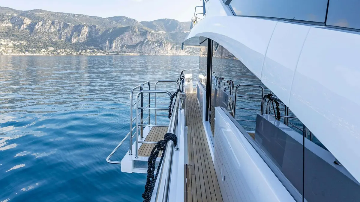 Sunseeker 86, master cabin — Ibiza Yachts Hire, Ibiza. Sunseeker 86 — 3m