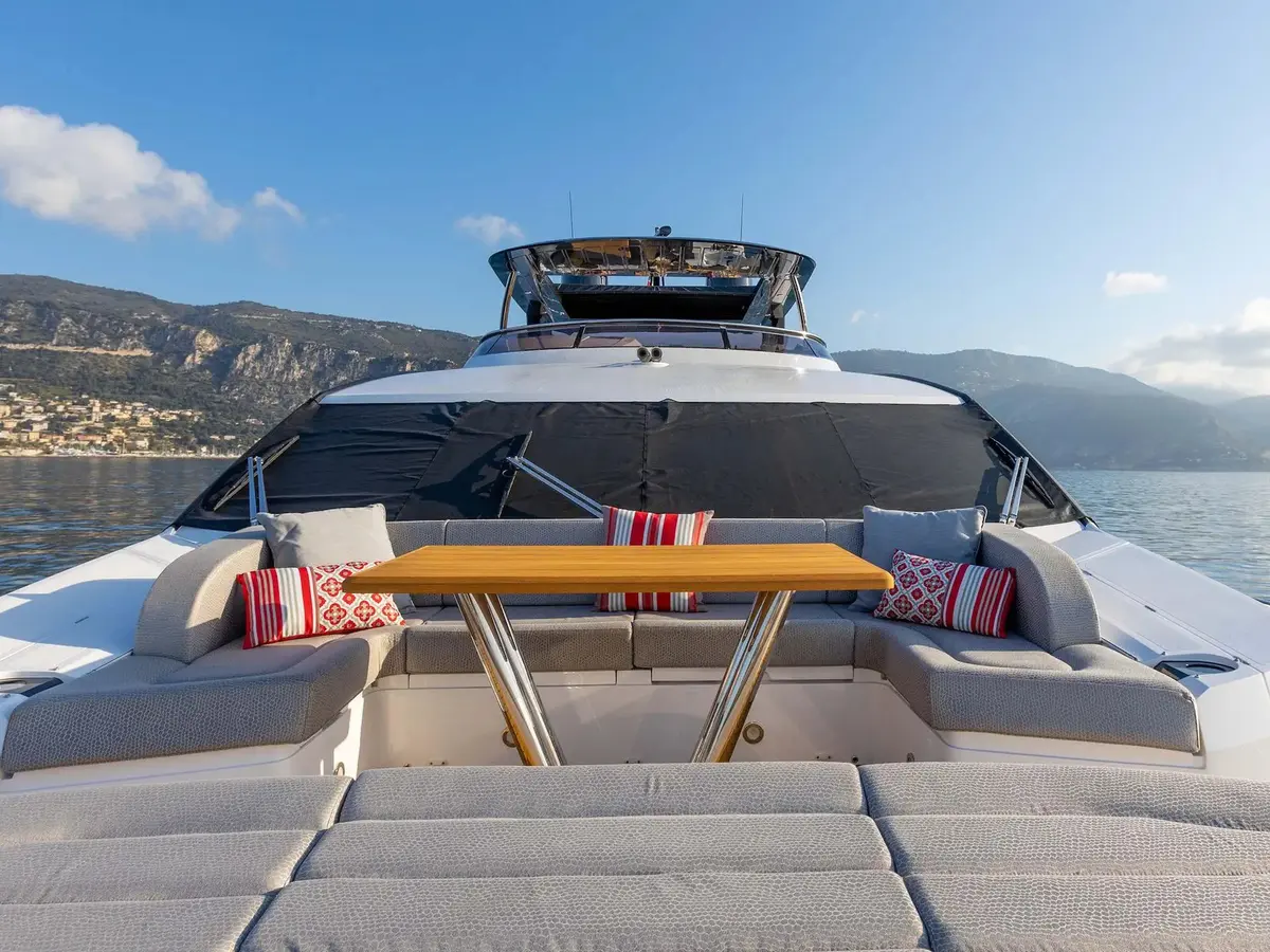 Sunseeker 86, flybridge — Ibiza Yachts Hire, Ibiza. Sunseeker 86 — 3m