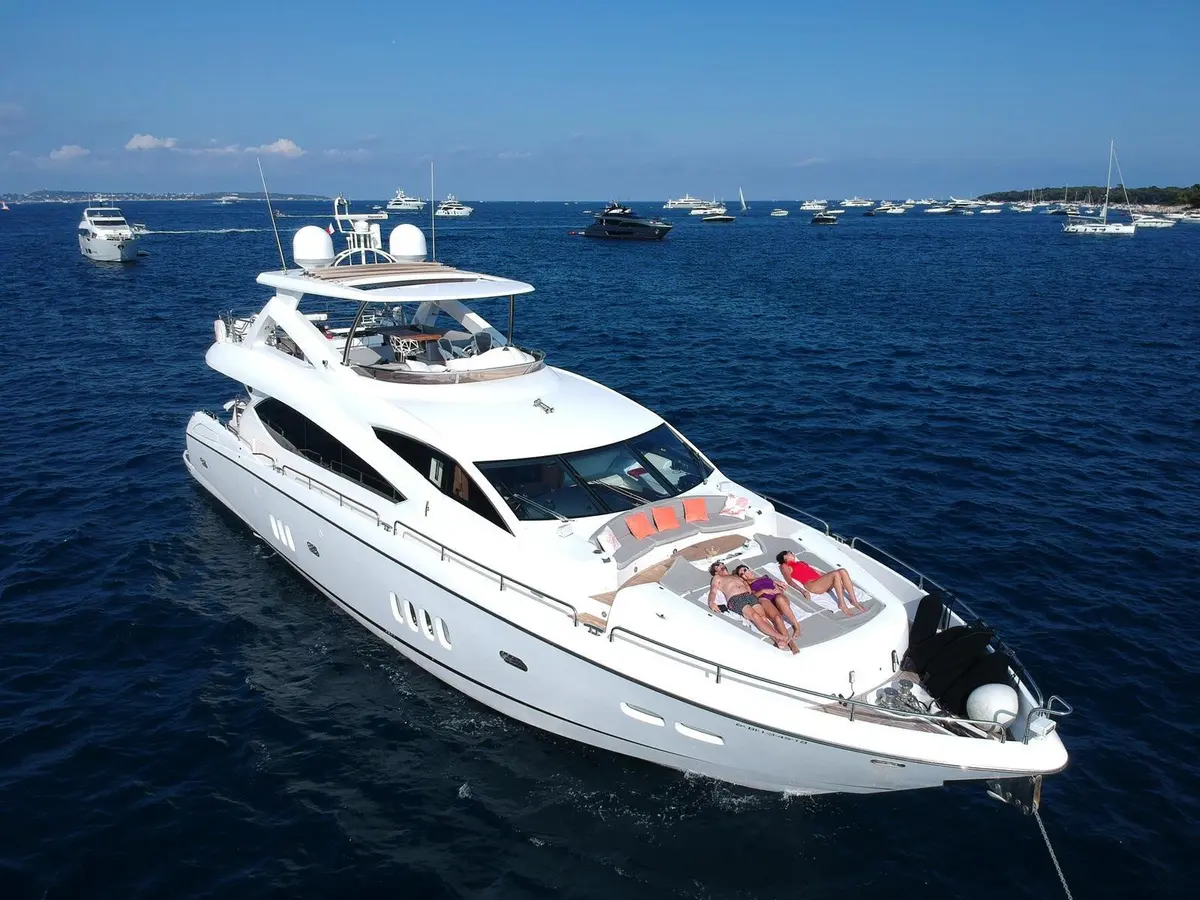Sunseeker 88, main deck — Ibiza Yachts Hire, Ibiza. Sunseeker 88 — 27m