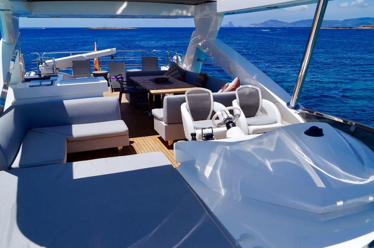 Sunseeker 88, salon — Ibiza Yachts Hire, Ibiza. Sunseeker 88 — 27m
