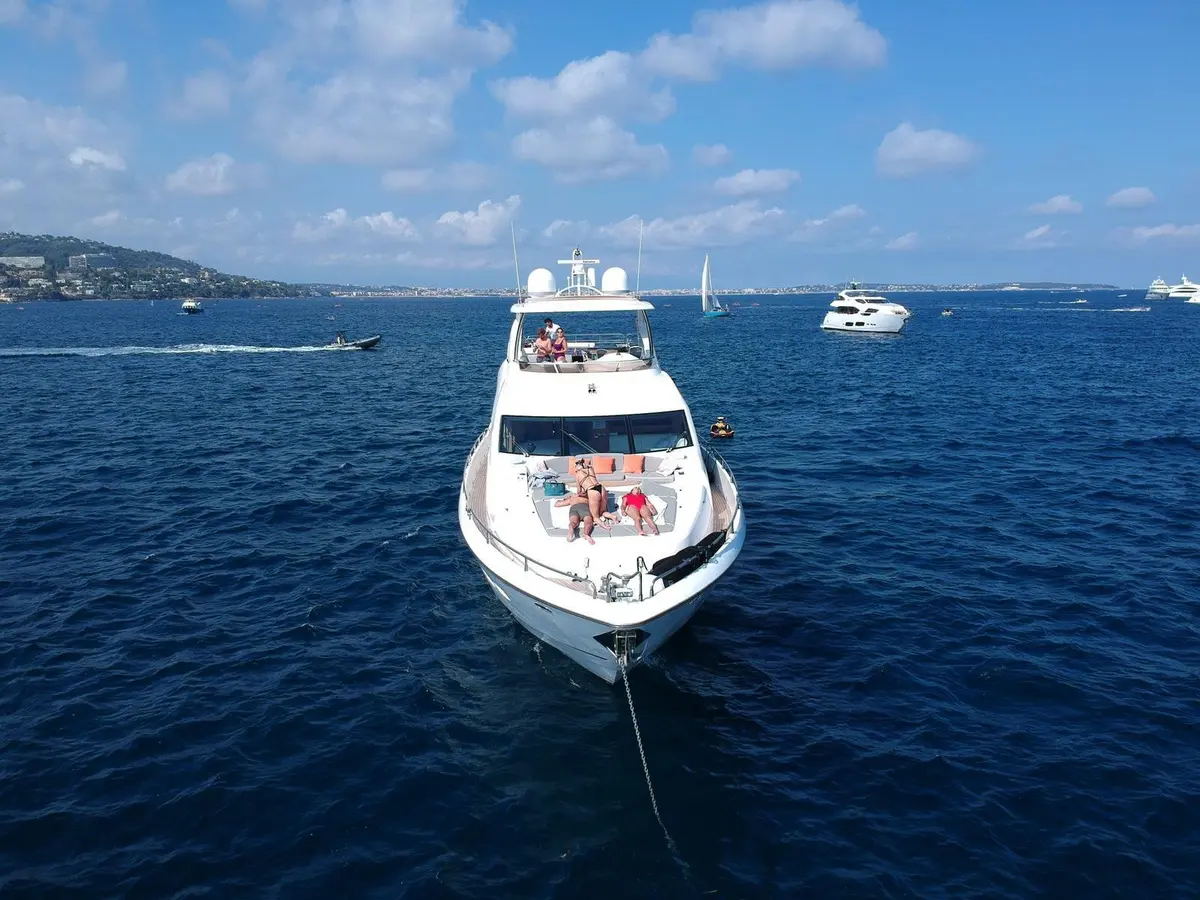 Sunseeker 88, master cabin — Ibiza Yachts Hire, Ibiza. Sunseeker 88 — 27m