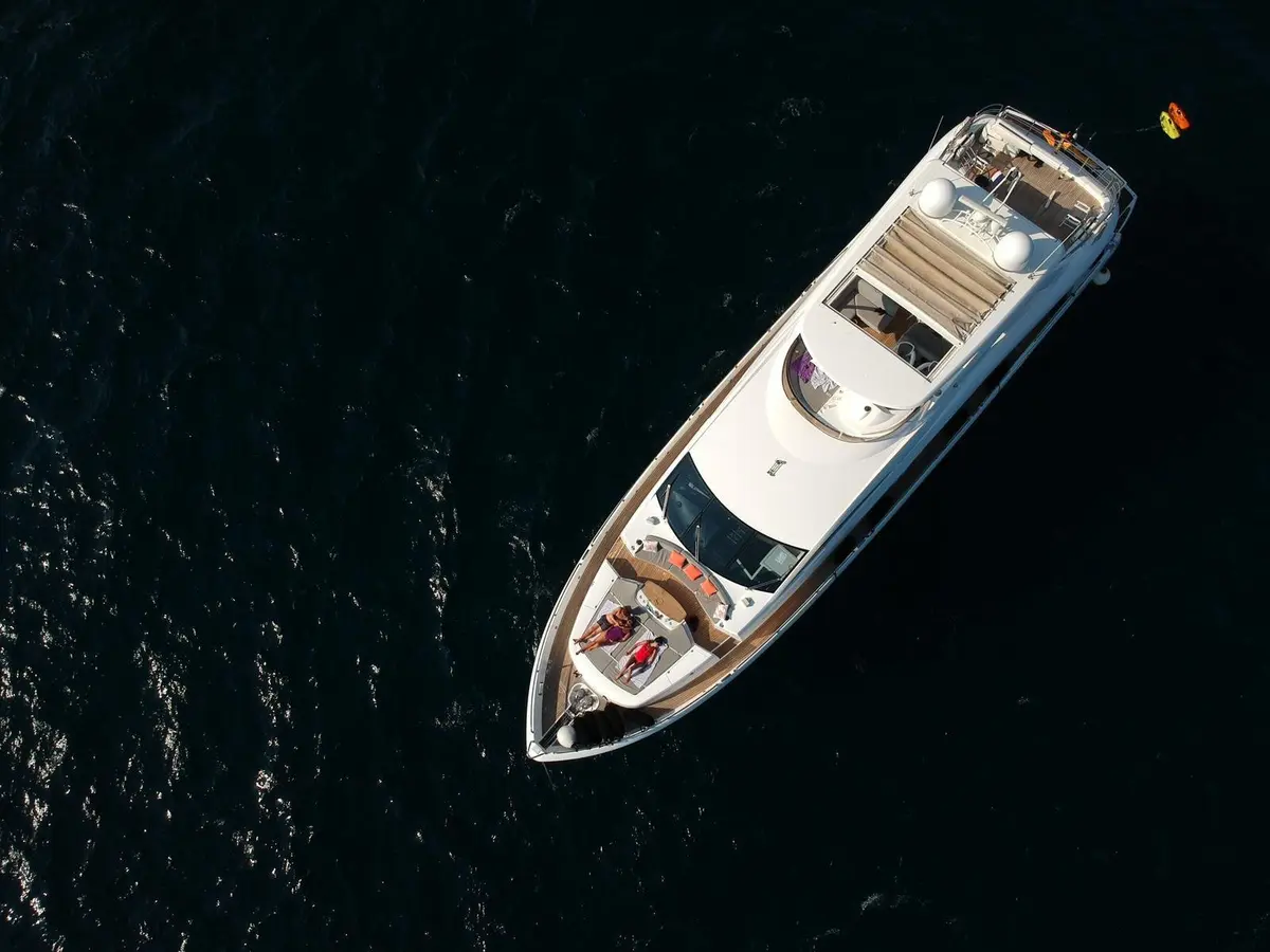 Sunseeker 88, flybridge — Ibiza Yachts Hire, Ibiza. Sunseeker 88 — 27m