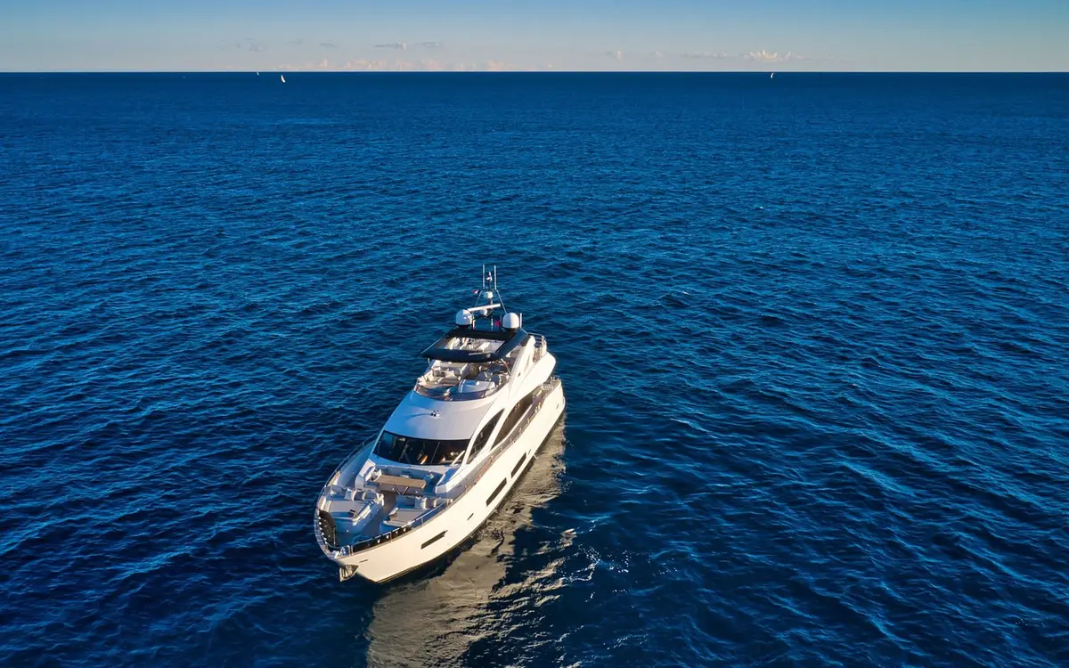 Sunseeker 90, salon — Ibiza Yachts Hire, Ibiza. Sunseeker 90 — 28m